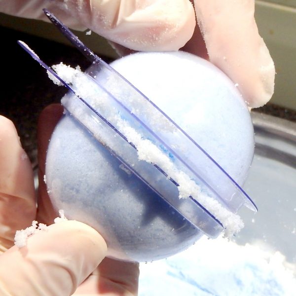 Filling Round Plastic Bath Bomb Mould